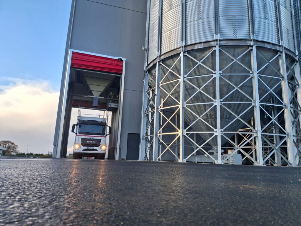photo granulés de bois et silo